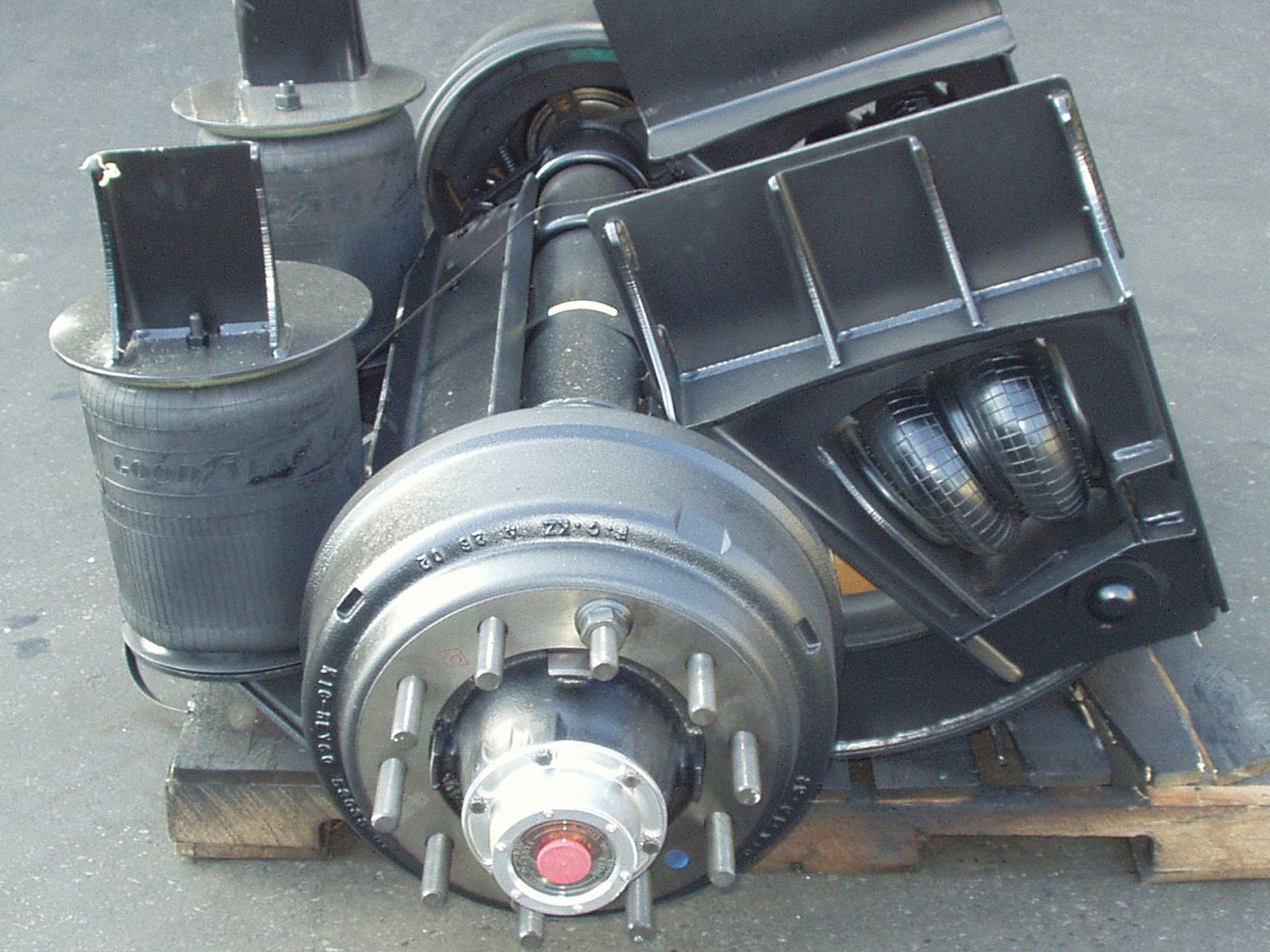 08. Пример применения шпилек для ступиц колеса в автомобильной промышленности.