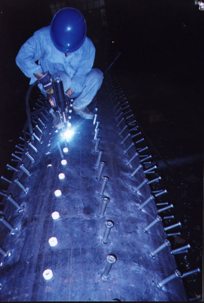 11. Процесс приварки упоров на элемент колонны.